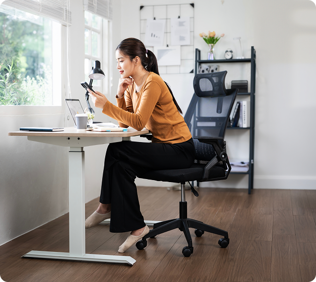 Mujer trabajando en escritorio ajustable