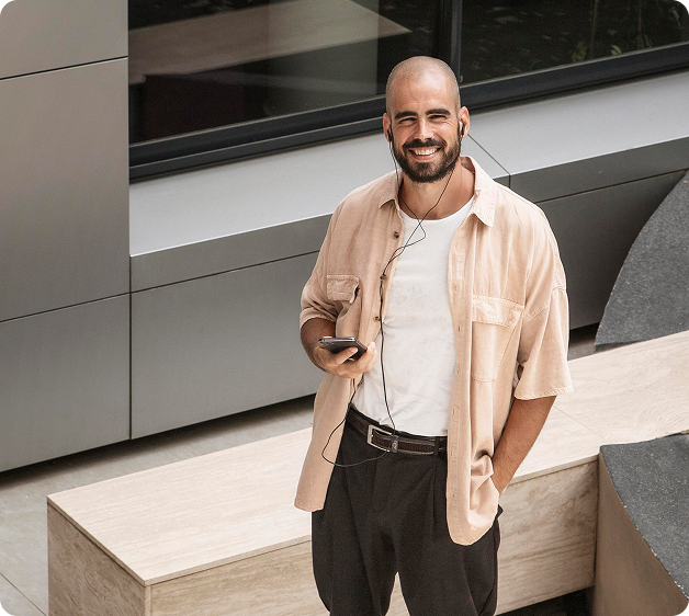 Hombre sonriendo en entorno moderno