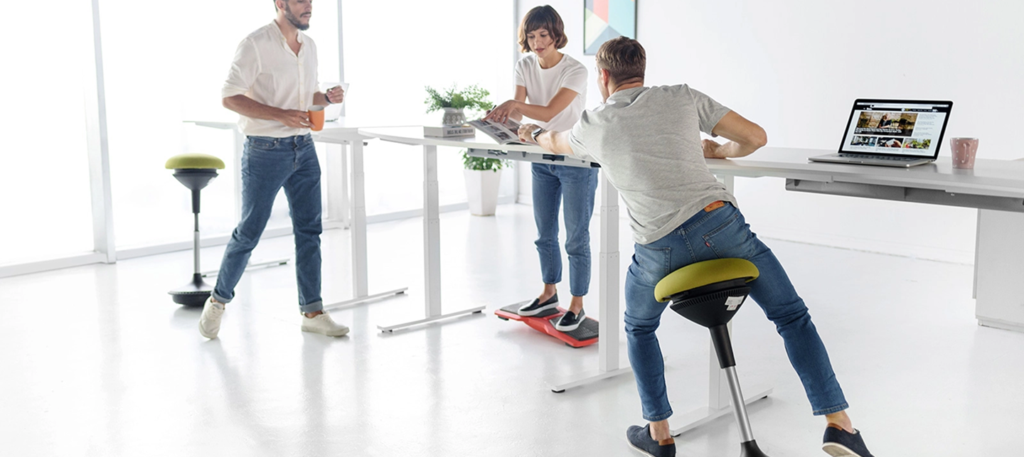 Personas trabajando en entornos modernos